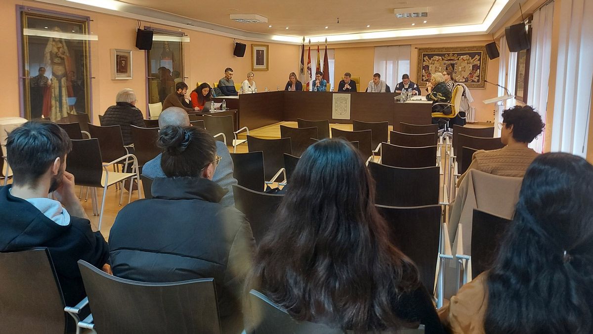 Un instante de la sesión plenaria del Ayuntamiento de Valencia de Don Juan para aprobar el presupuesto para 2023. | L.N.C.