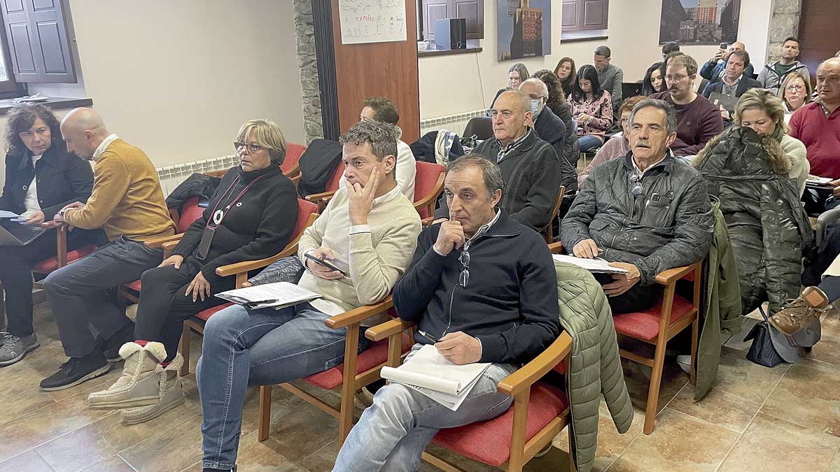 Alcaldes de toda la montaña leonesa acudieron este miércoles al evento celebrado en la Casona de Murias de Paredes. | L.N.C.