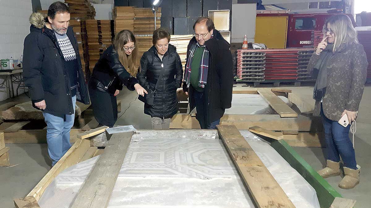 José Luis del Riego, Ester Muñoz, Amelia Biaín, Javier Carrera y Lorena Calderón durante la visita al mosaico romano del siglo IV d.C. | L.N.C.