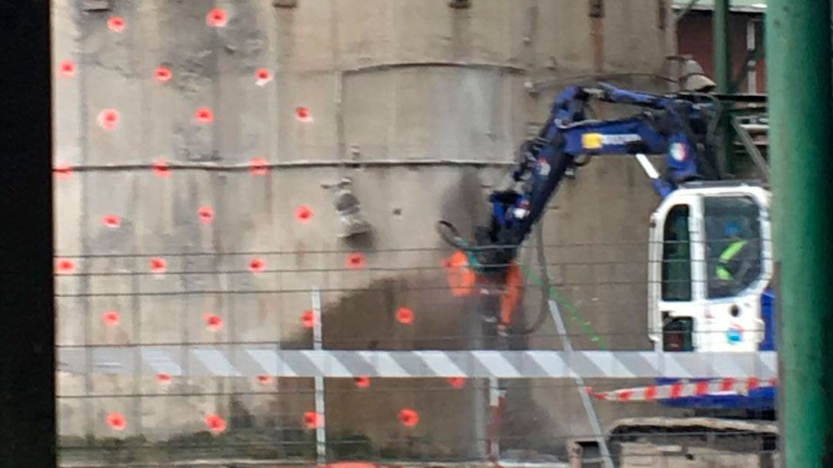 Imagen de los agujeros para colocar la dinamita que ya se le realizaron a las torres. | L.N.C.