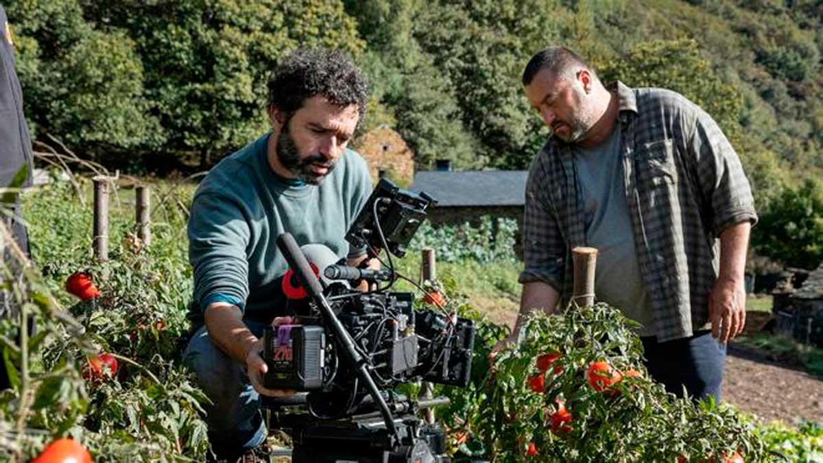 Rodrigo Sorogoyen y Denis Ménochet durante el rodaje de 'As bestas'. | LUCÍA FARAIG