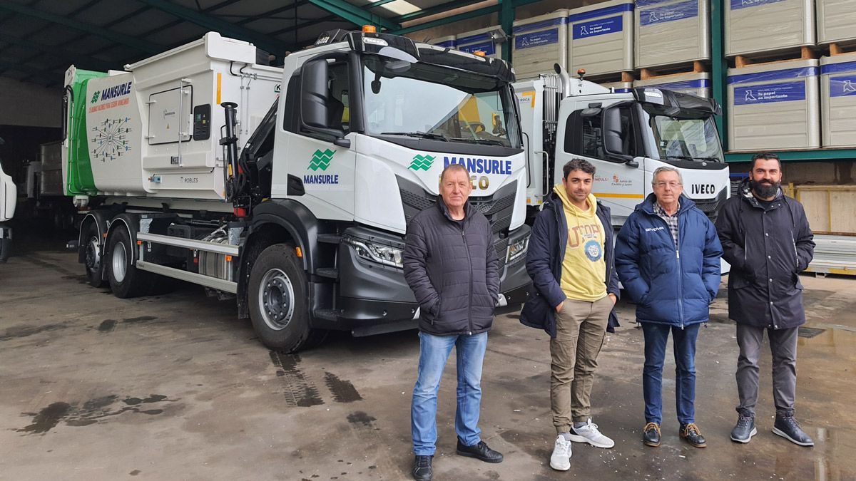 Miembros de la junta directiva de la Mancomunidad de Municipios del Sur de León junto a dos de los nuevos vehículos de la flota. | L.N.C.