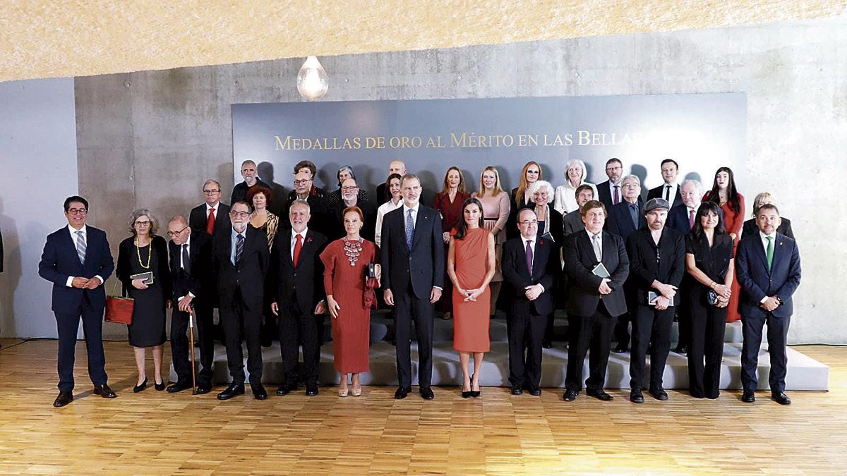 Los reyes con los premiados con los 32 galardonados con la Medalla de Oro al Mérito en las Bellas Artes del Ministerio de Cultura y Deporte.