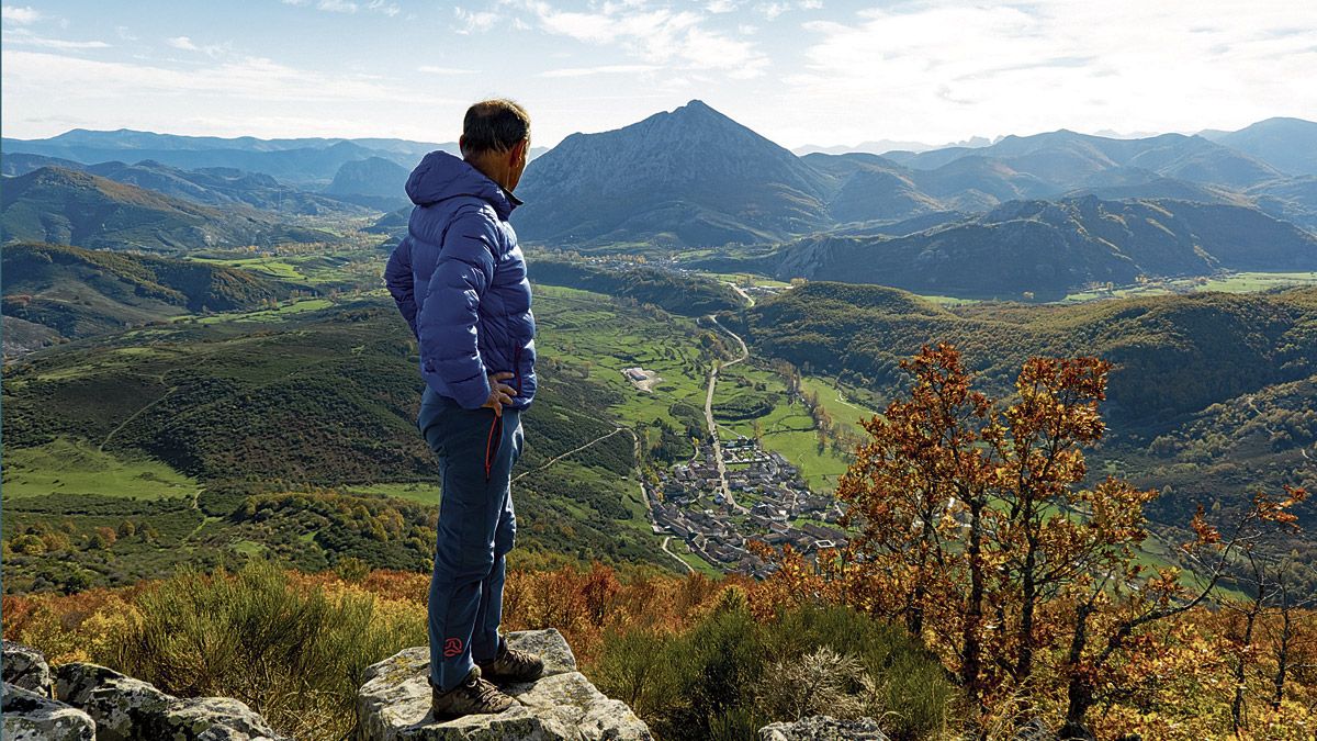 Contemplando Cofiñal y el Susarón. | VICENTE GARCÍA