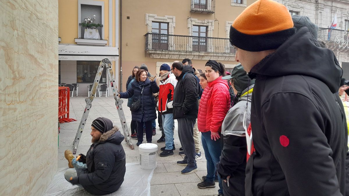 El mural de Asier contó con la colaboración de los propios chicos de Asprona Bierzo. | MAR IGLESIAS