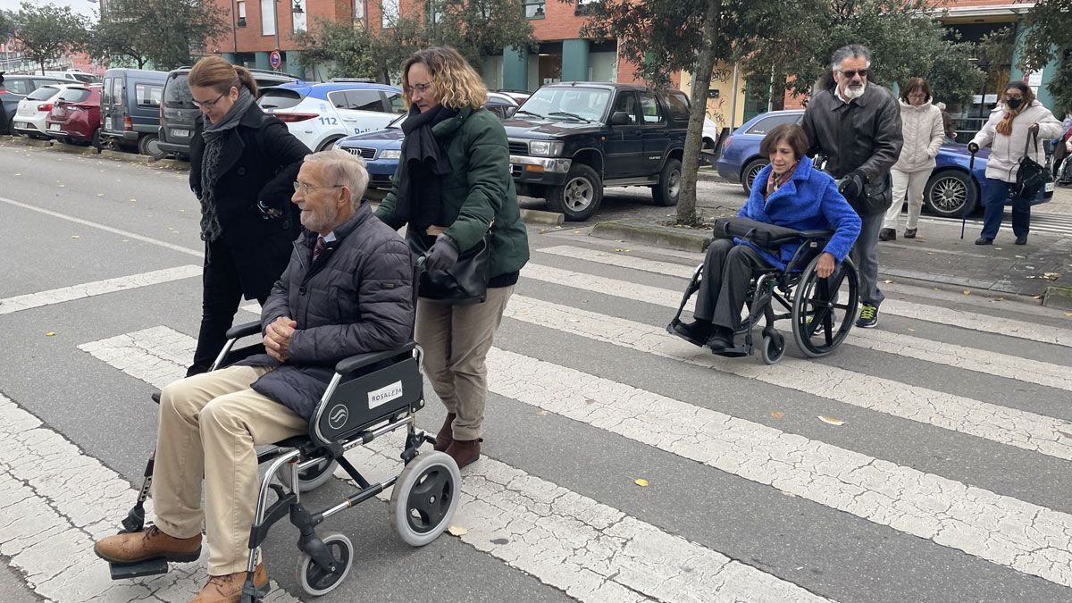 Tarsicio Carballo y Conchi de Vega realizan la marcha en silla de ruedas. | Javier Fernández