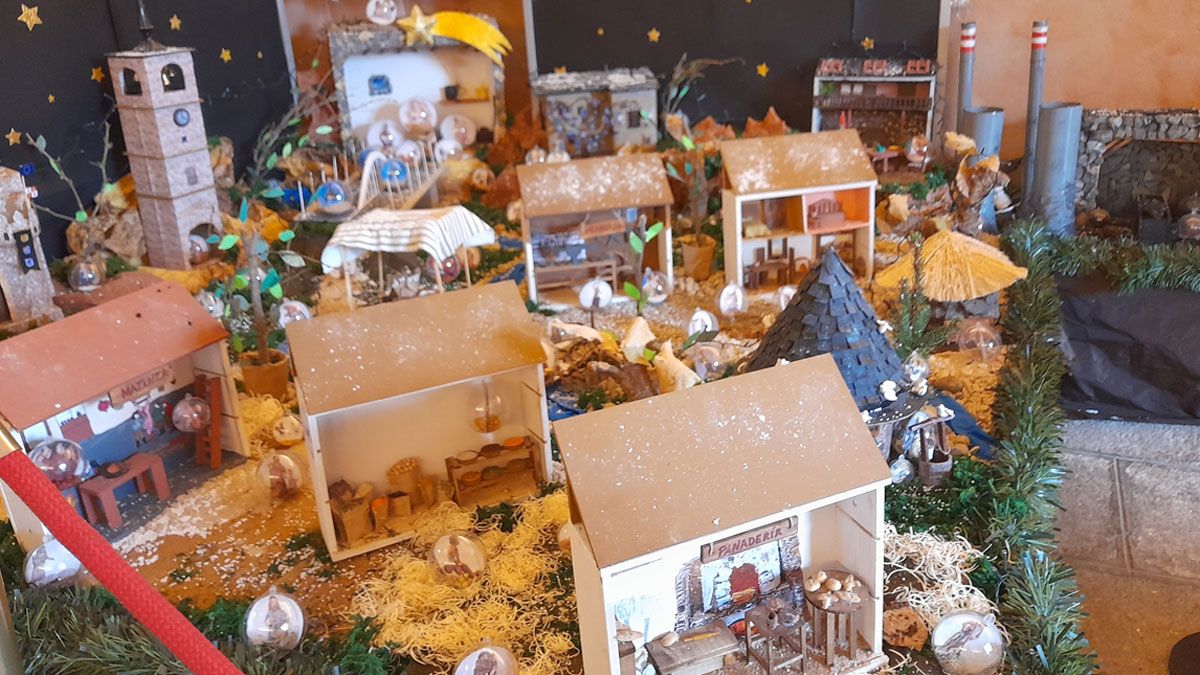 Imagen del Belén en el portal del Consistorio con los concejales en las bolas navideñas. | MAR IGLESIAS Imagen del Belén en el portal del Consistorio con los concejales en las bolas navideñas. | MAR IGLESIAS