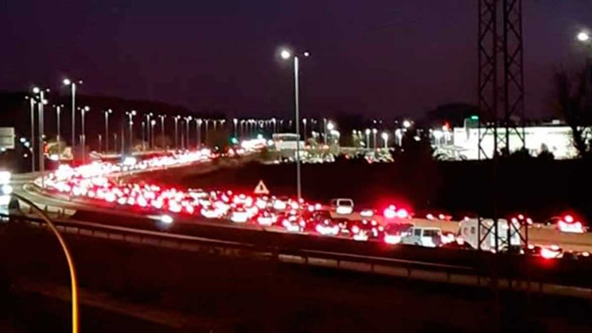 Imagen de archivo de retenciones de tráfico en una de las entradas a la capital leonesa. | L.N.C.