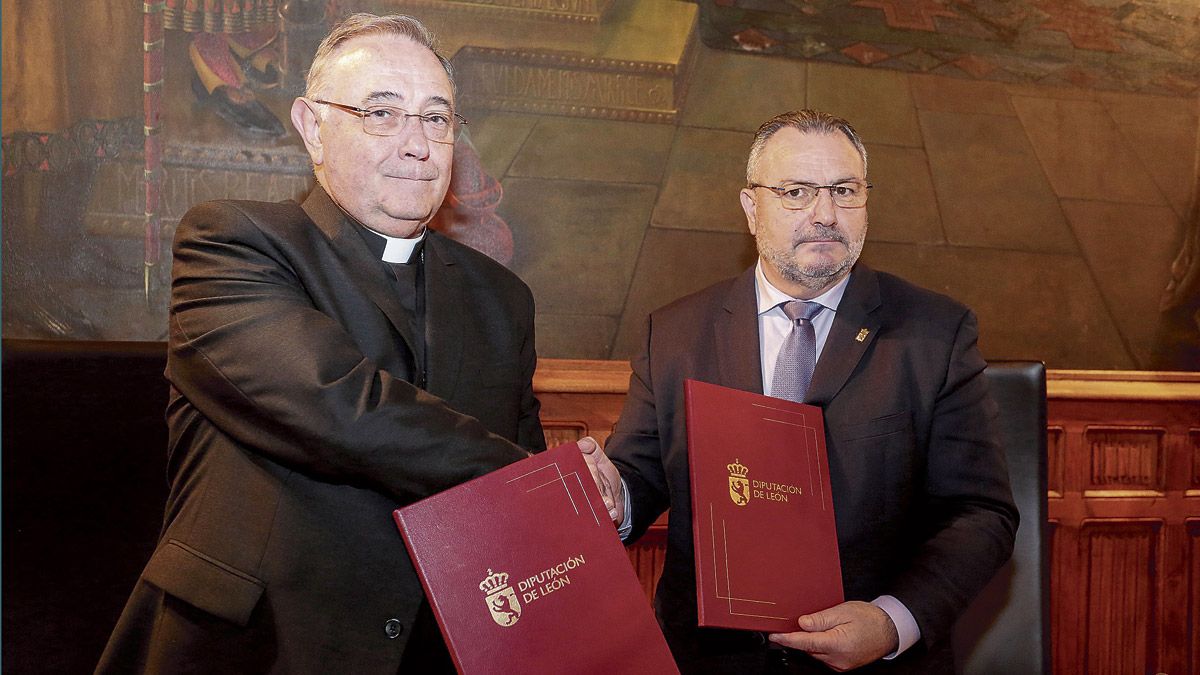 El obispo Luis Ángel de las Heras y el presidente Eduardo Morán tras la firma del convenio. | CAMPILLO (ICAL)