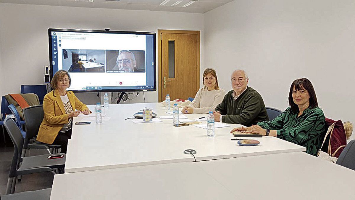 La concejala Evelia Fernández con tres miembros del jurado: Natalia Álvarez, José Luis Puerto y Julia Conejo.