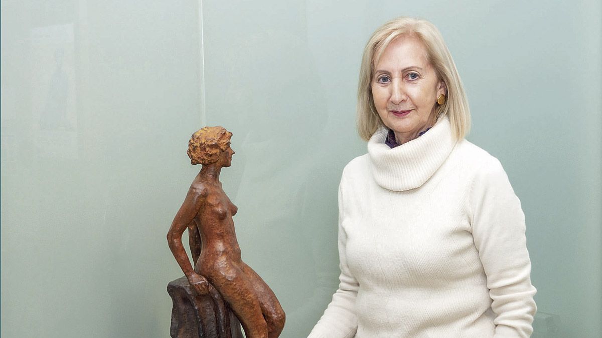 La artista Lola Santos ante una de sus creaciones. | VICENTE GARCÍA