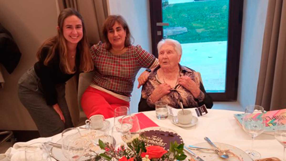 Maximina Ordás cumple con un 'rito' obligado en cada celebración, mostrar la huella que en su cuerpo dejó el rayo quien fundió su cadena. | SORIA Maximina Ordás cumple con un 'rito' obligado en cada celebración, mostrar la huella que en su cuerpo dejó el rayo quien fundió su cadena. | SORIA