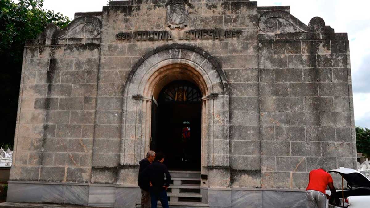 Fachada del espacio que la Colonia Leonesa tiene en el impresionante cementerio Colón de La Habana desde hace más de un siglo. | COLONIA LEONESA EN CUBA