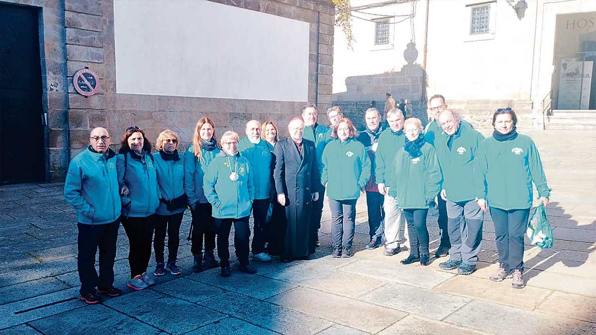 El arzobispo de Santiago, monseñor Barrio, recibió a la expedición. | ABAJO