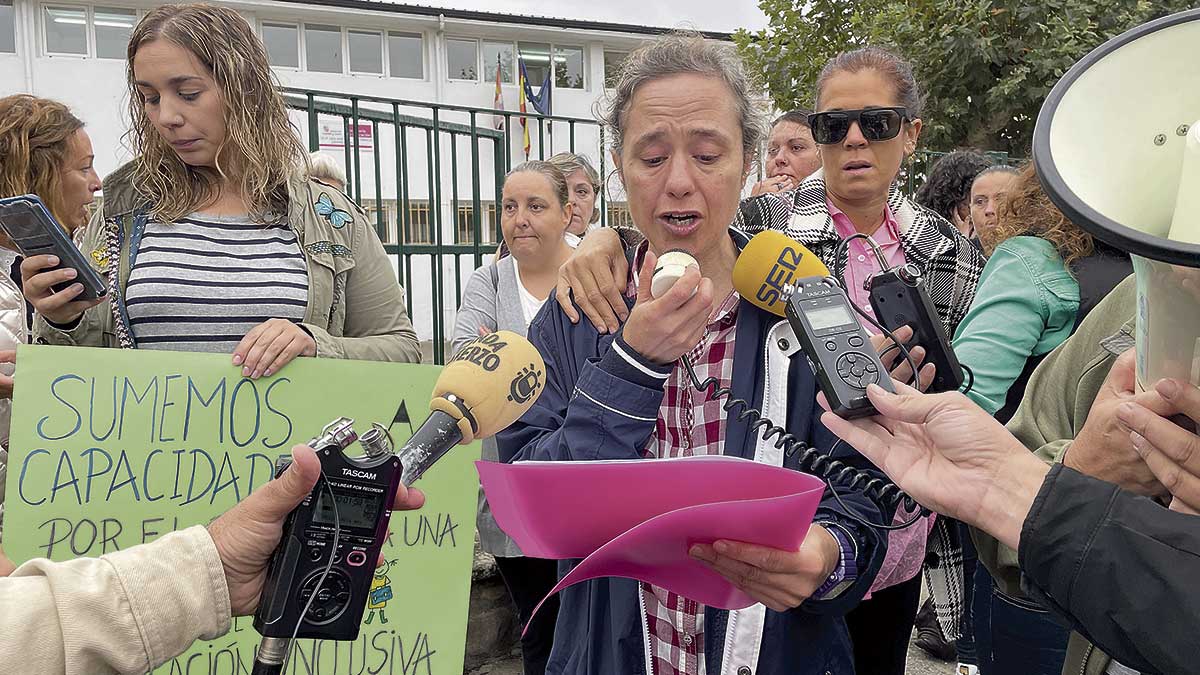 Elena Martínez, madre de Valeria, durante la concentración de hace dos meses. | Javier Fernández