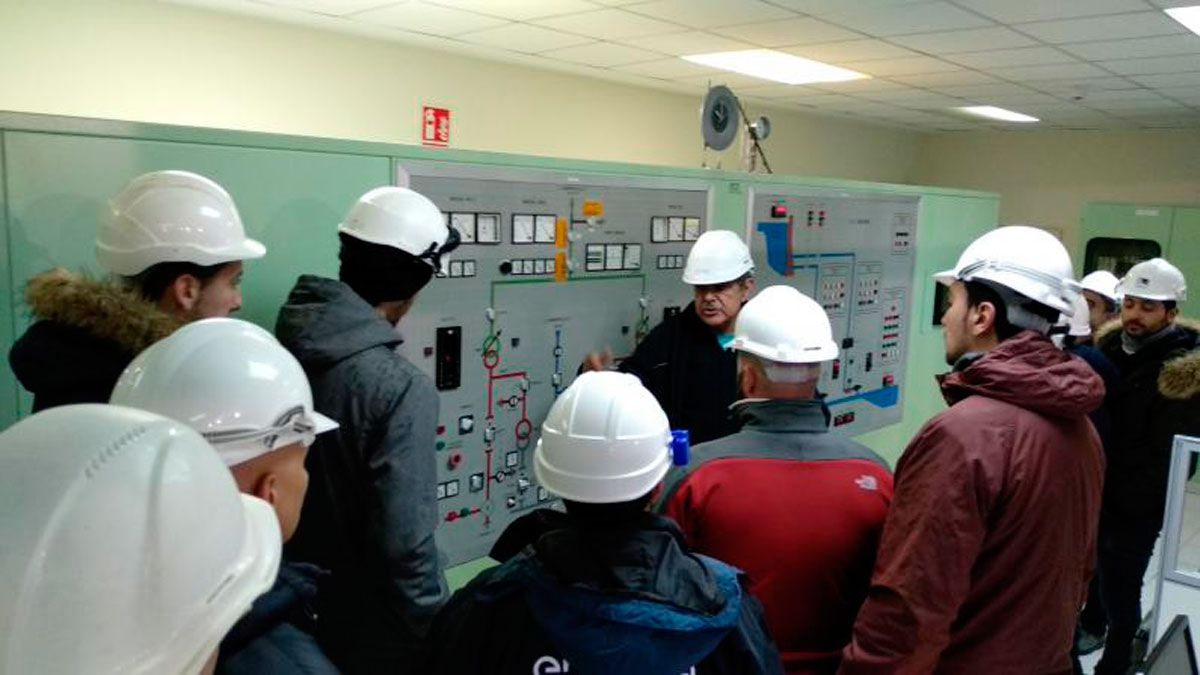 Alumnos del CIFP en una visita a la central de Bárcena. | F.M.