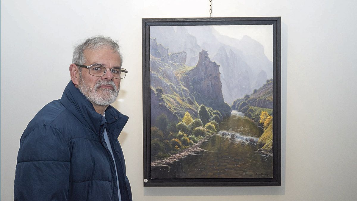 El artista Carlos Sempere posa ante uno de sus queridos paisajes de Picos de Europa. | VICENTE GARCÍA