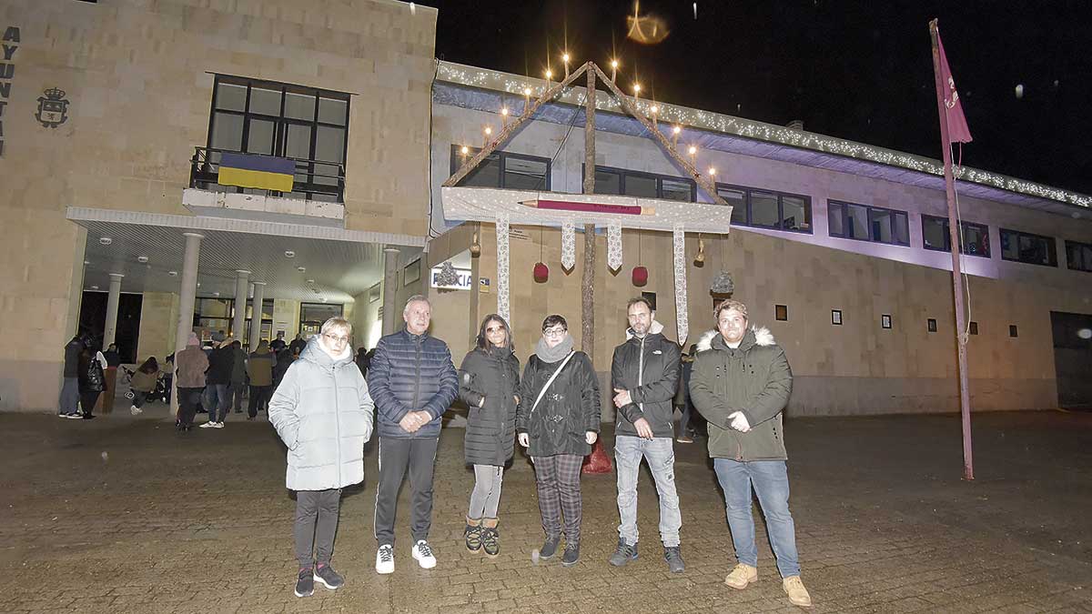 El ramo tradicional leonés que se puede ver delante el Ayuntamiento. | L.N.C. El ramo tradicional leonés que se puede ver delante el Ayuntamiento. | L.N.C.