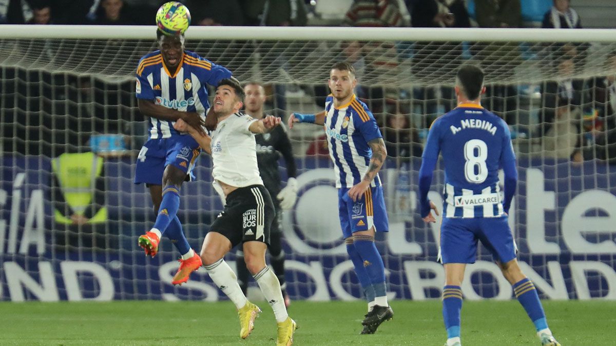 Sabit despeja un balón ante Curro en el partido contra el Burgos con Amo presenciando la jugada. | S.D.P.