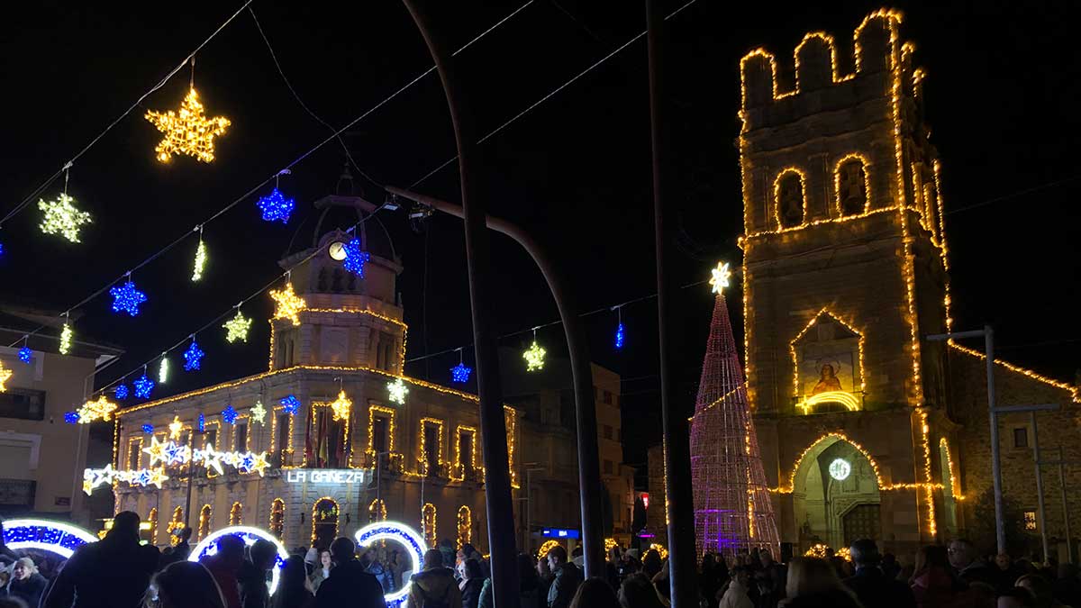 La Plaza Mayor, ayer por la tarde tras el encendido de la iluminación. | ABAJO