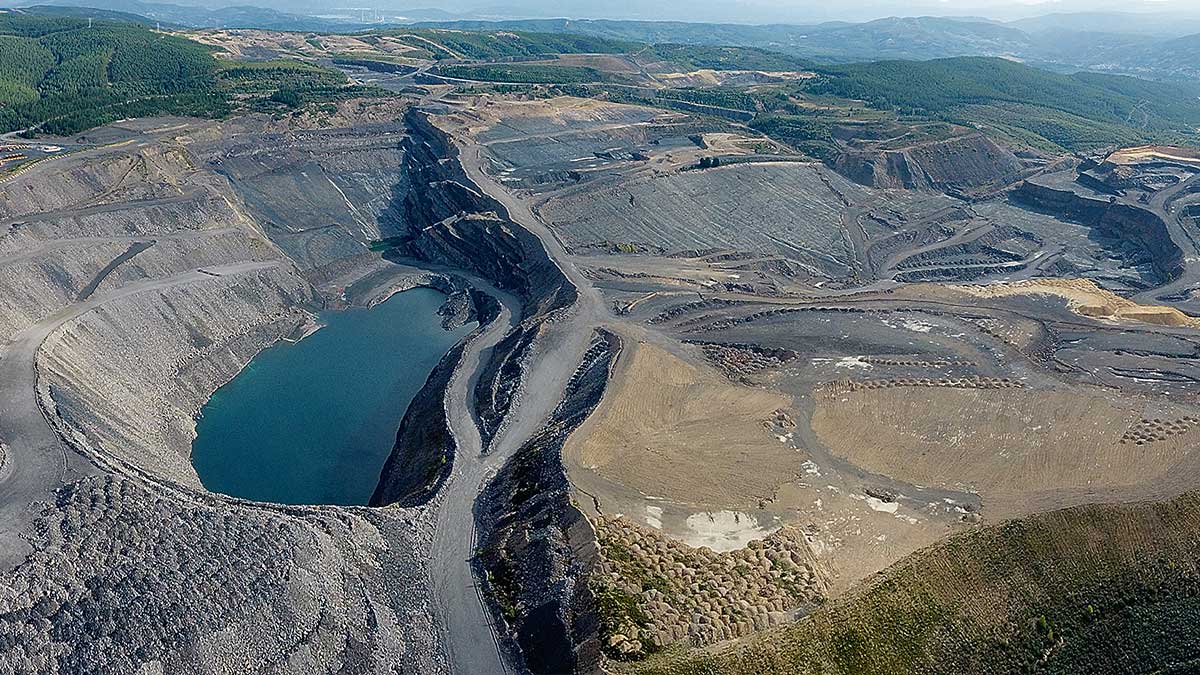 Mina de carbón de la Gran Corta de Fabero, uno de los ejemplos de las minas que llevan varios años cerradas y conservadas de manera deplorable. | J.F.