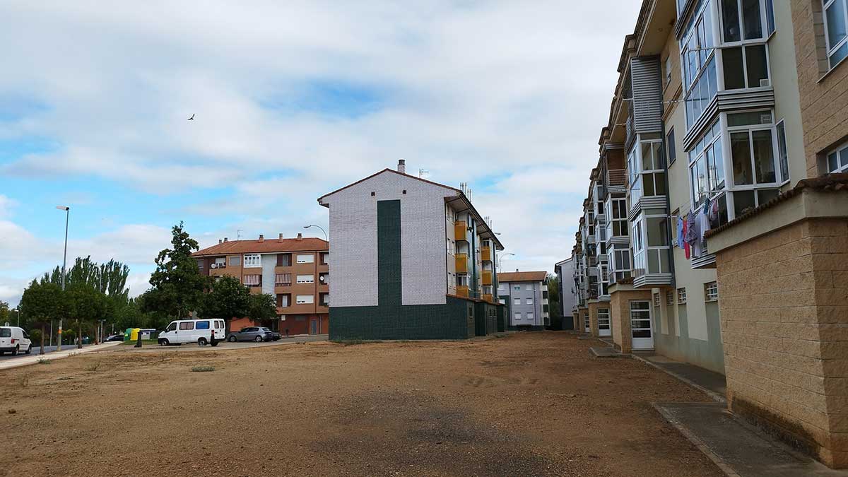 El entorno de las viviendas de protección oficial de Vallezate será urbanizado. | L.N.C.