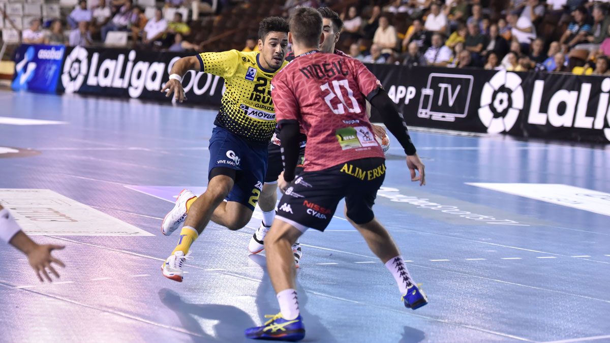 Rodrigo Salinas, durante uno de sus partidos con Bidasoa en el Palacio de Deportes. | SAÚL ARÉN