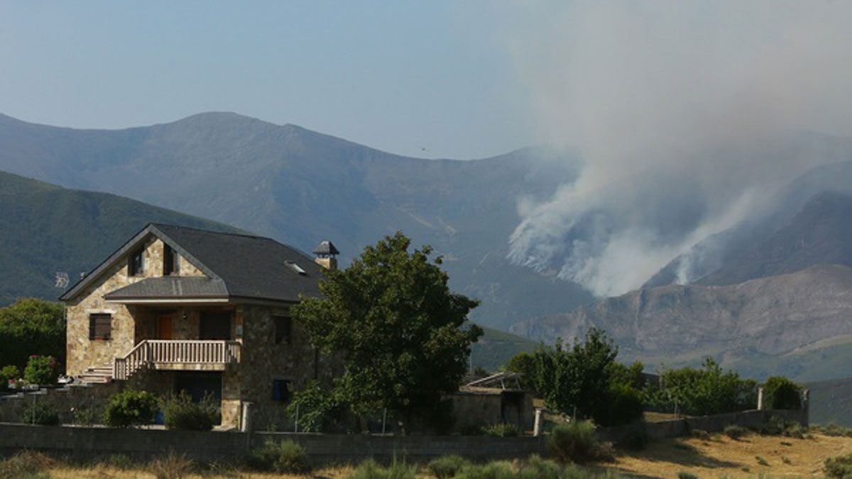 Imagen de archivo del incendio en Montes de Valdueza. | CÉSAR SÁNCHEZ / ICAL