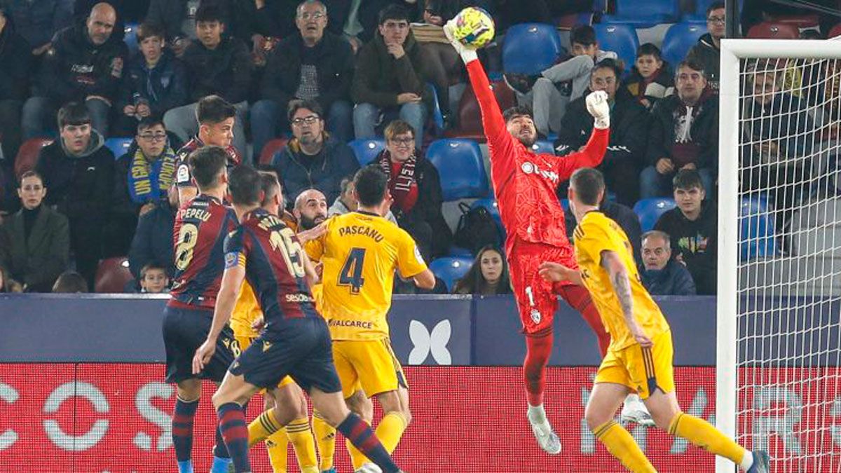 Amir, que volvió al once y fue uno de los más destacados, despeja un balón aéreo. | LALIGA