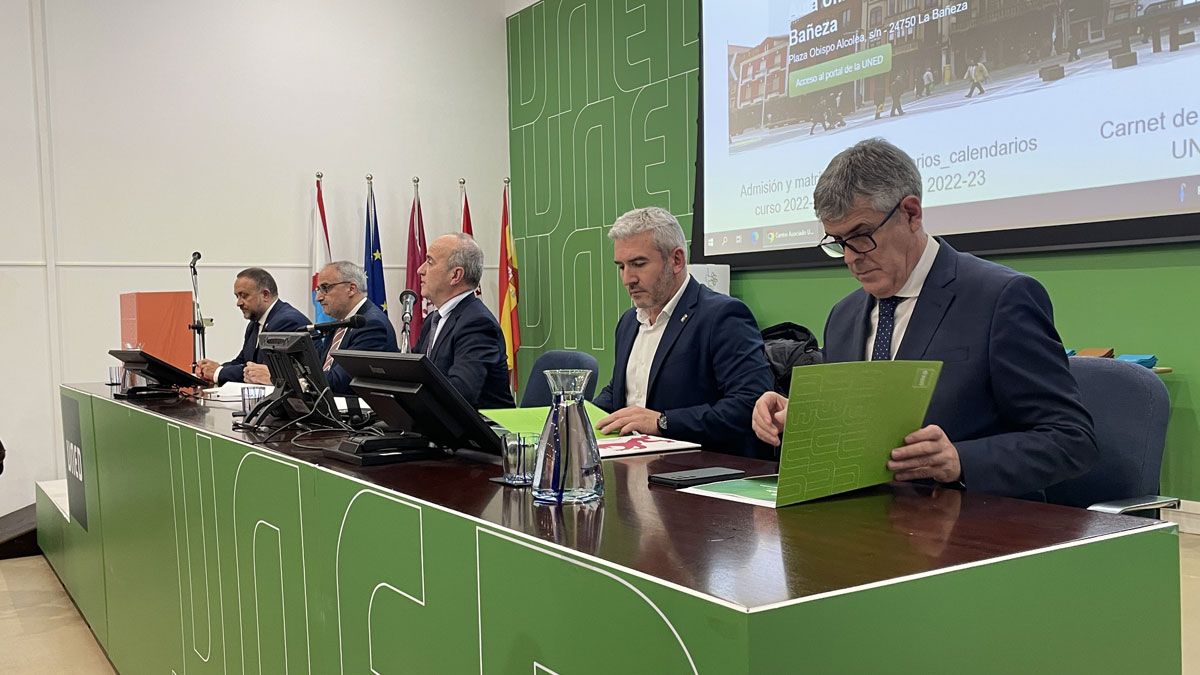 Inauguración del nuevo curso en el centro de la UNED de Ponferrada. | Javier Fernández Inauguración del nuevo curso en el centro de la UNED de Ponferrada. | Javier Fernández