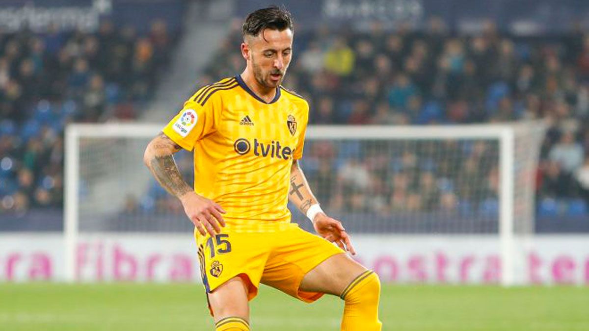 Castellano controla un balón frente al Levante. | LALIGA