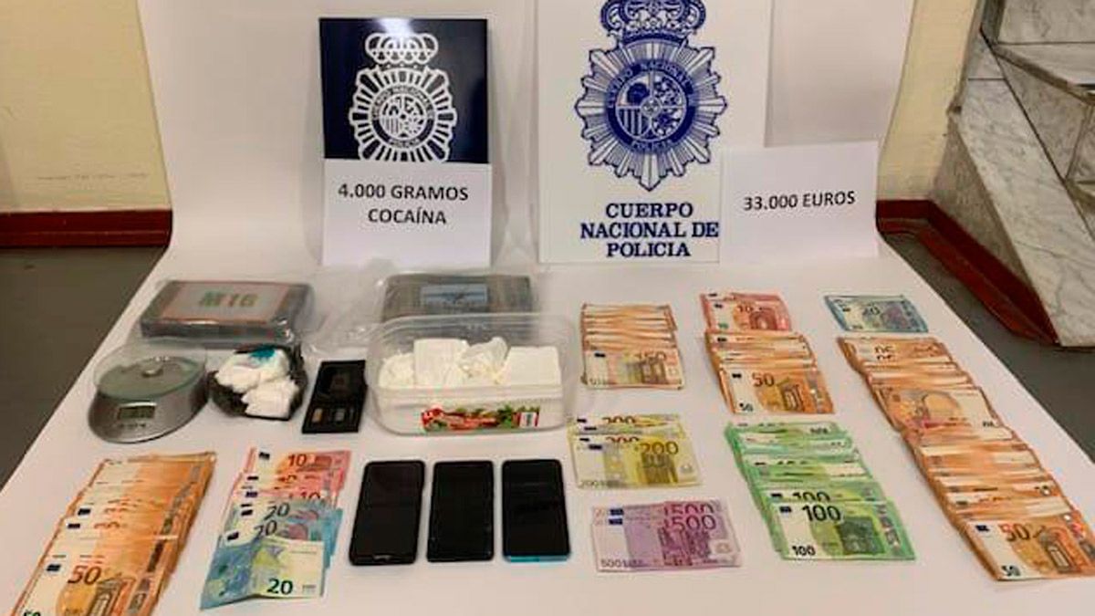 Se incautaron cuatro kilos de cocaína y 33.000 euros en efectivo. | POLICÍA