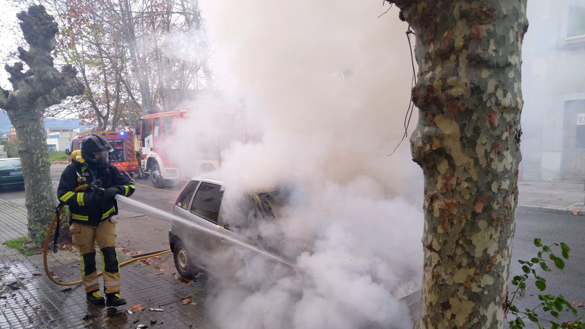 Imagen de la extinción del vehículo. | BOMBEROS PONFERRADA