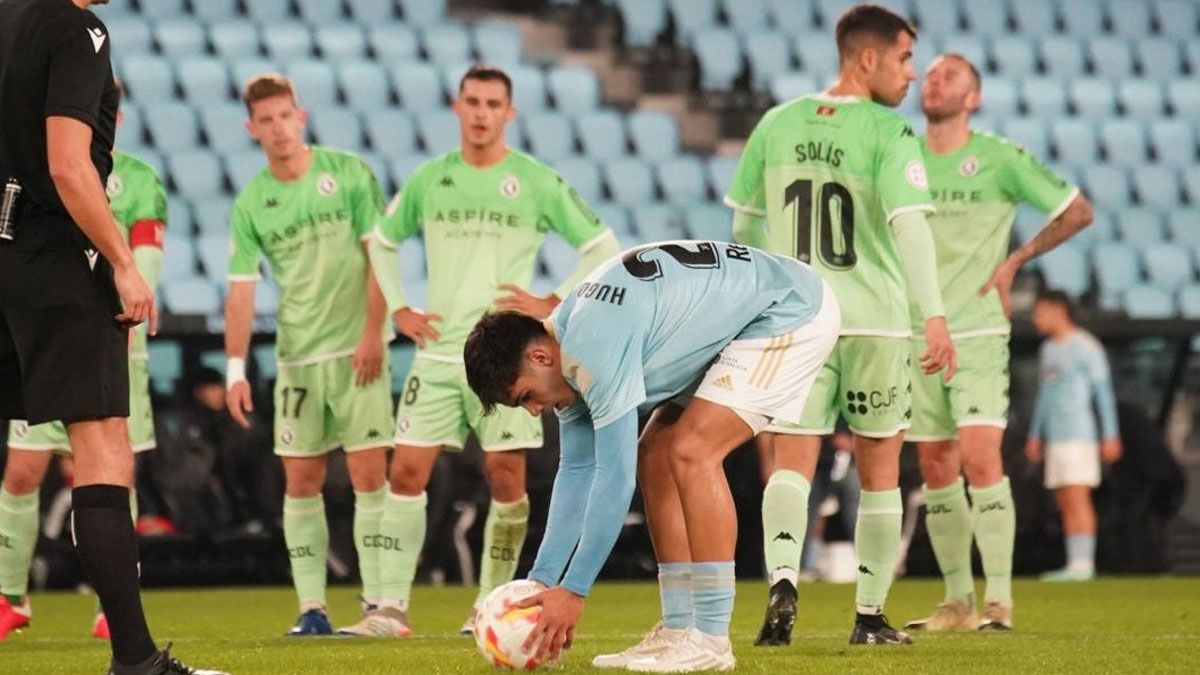 El Celta B se dispone a lanzar el penalti que les dio el triunfo. | CANTEIRACELESTE