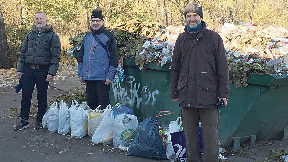 Los irreductibles de diciembre (Paco, Vidal y José Luis) ante las bolsas que recogieron y la "marranada" del contenedor posterior. | AMIGOS DEL MOCHO