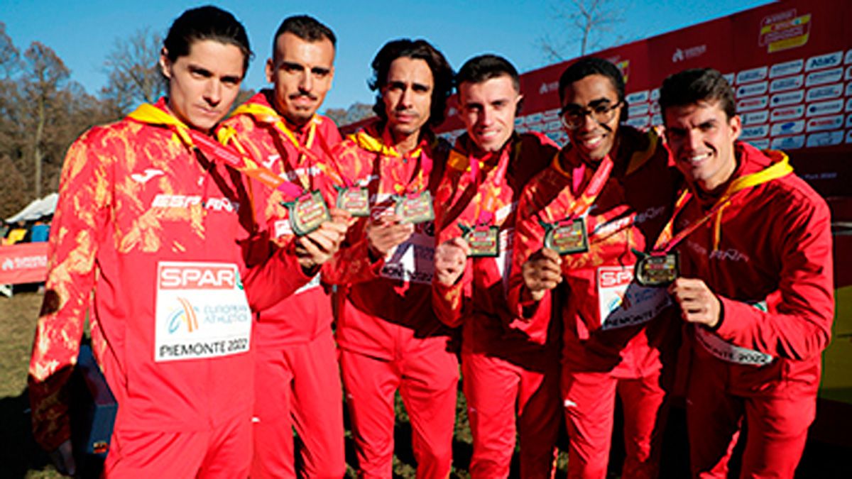 Alaiz, a la izquierda, con su bronce por equipos. | RFEA