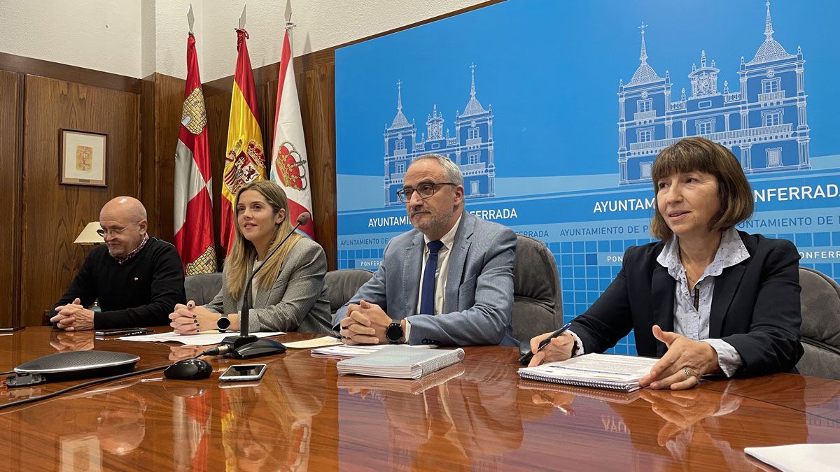 El equipo de gobierno presenta el proyecto en el Ayuntamiento. | Javier Fernández