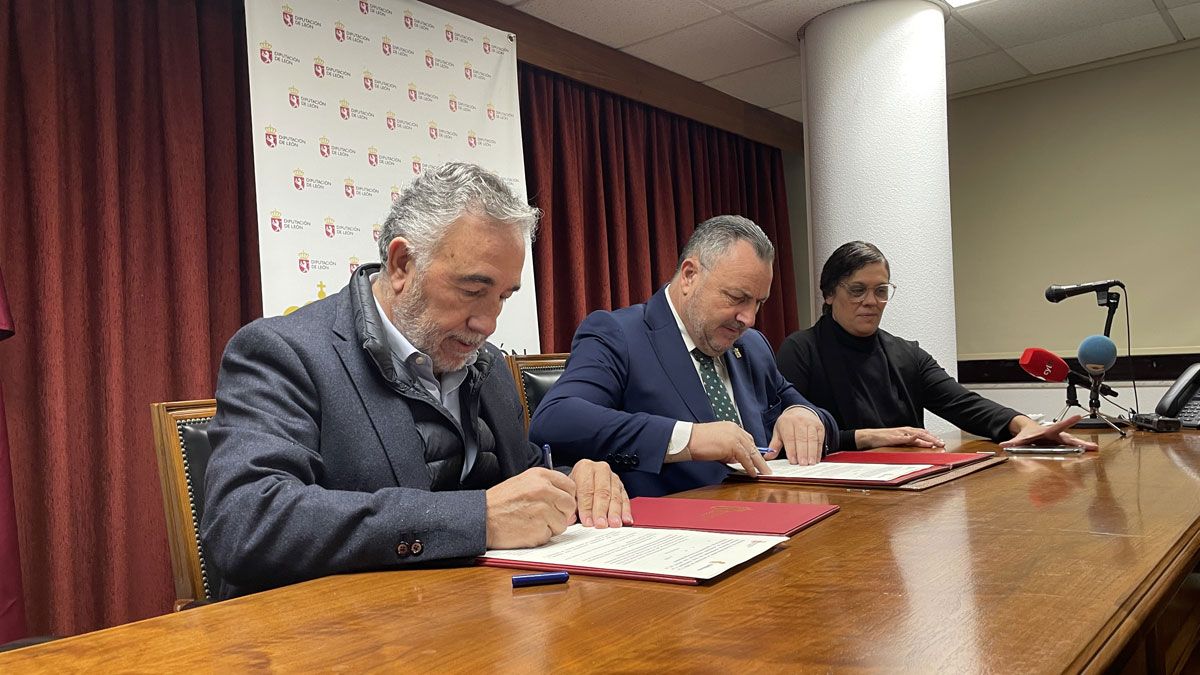 Firma del convenio entre Ponferradina y Diputación. | Javier Fernández