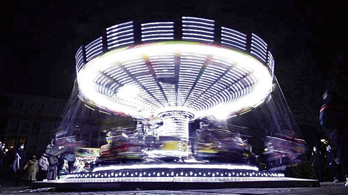 Atracciones infantiles / SAÚL ARÉN Atracciones infantiles / SAÚL ARÉN