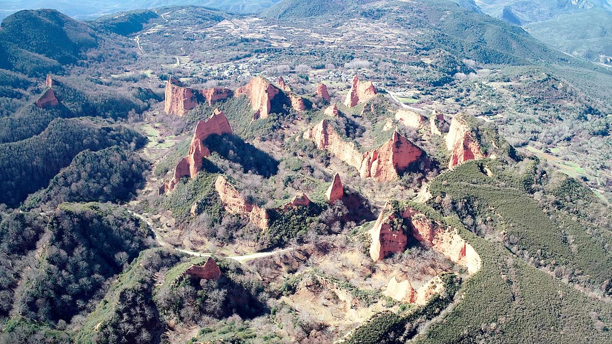 Vista aérea de Las Médudas. | J.L. PECHARROMÁN (Instituto de Historia del CSIC)