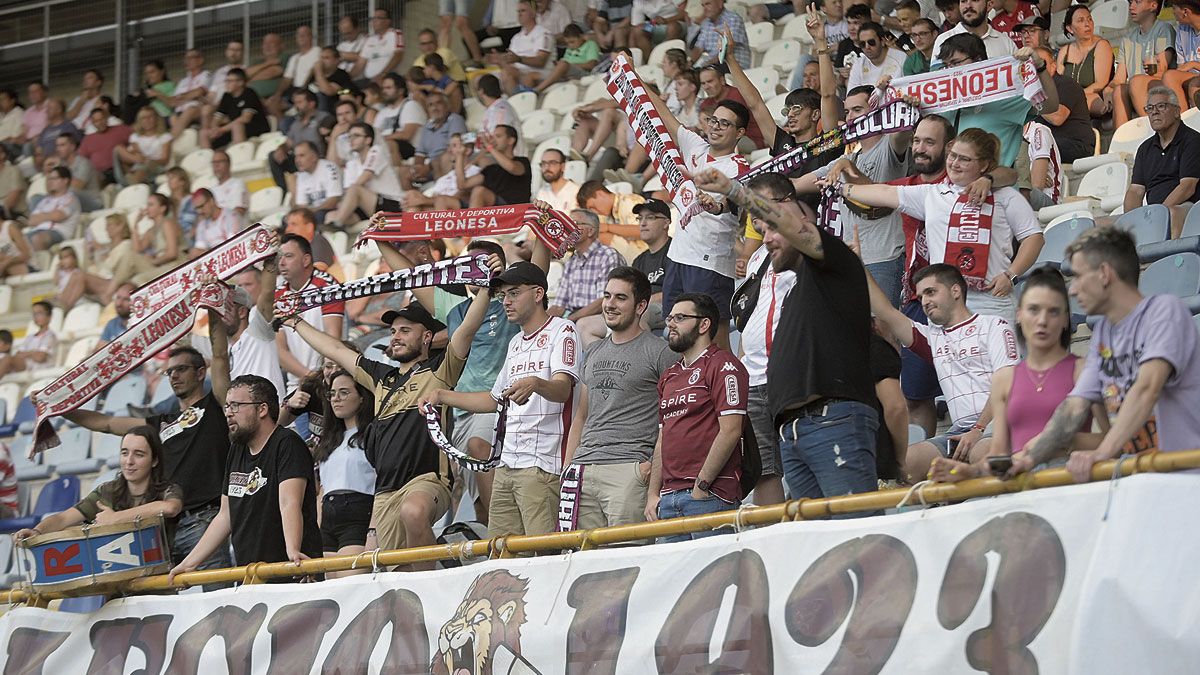 Imagen de la afición de la Cultural el sábado en Vigo. | CYD