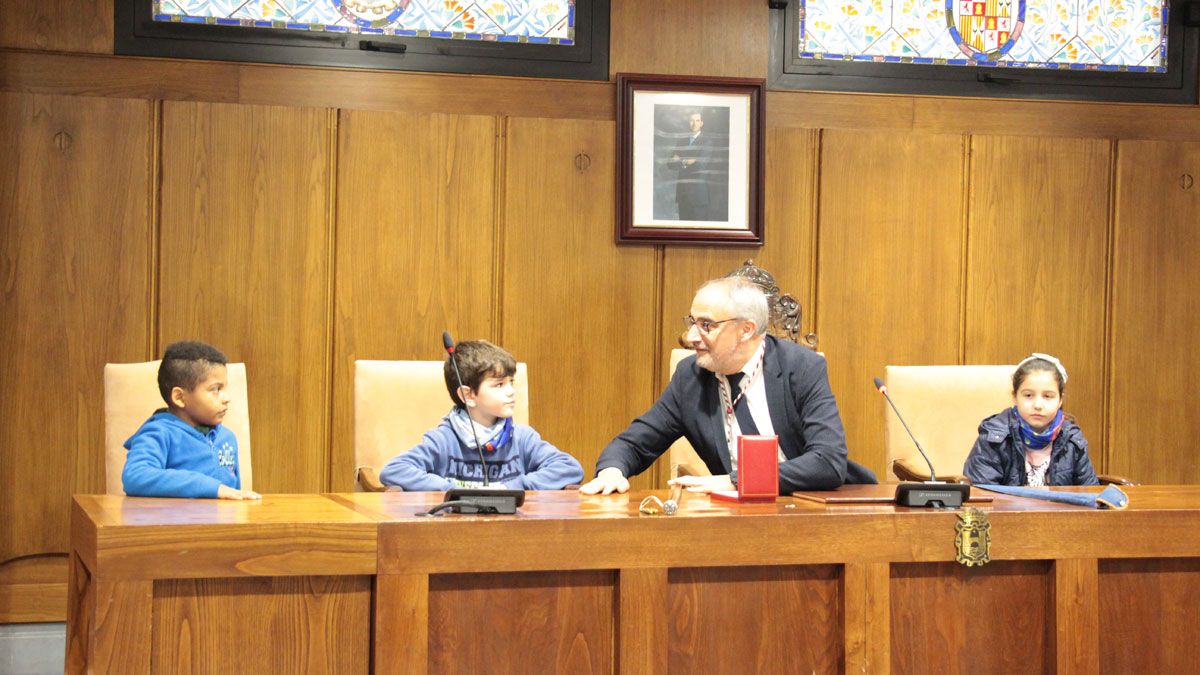 Visita de los alumnos del Colegio Público Campo de la Cruz al Ayuntamiento.