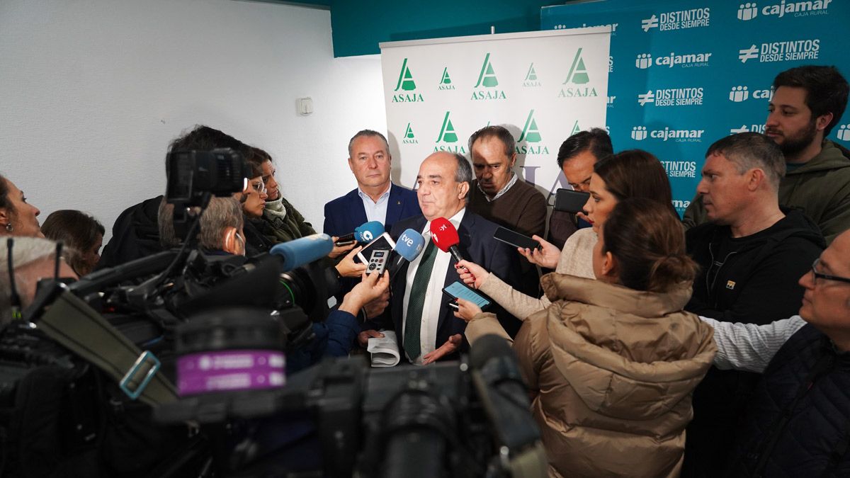 Juan Pedro Medina atendiendo a los medios durante la jornada sobre la PAC organizada por Asaja. | ICAL