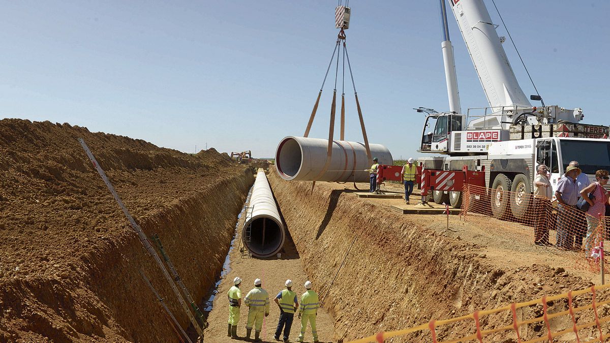 Obras en los regadíos leoneses en una imagen de archivo. | MAURICIO PEÑA Obras en los regadíos leoneses en una imagen de archivo. | MAURICIO PEÑA