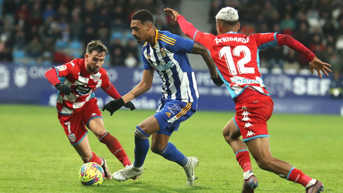 Lacerda, encarando a dos defensores del Lugo, es uno de los que apunta a titular. | LALIGA