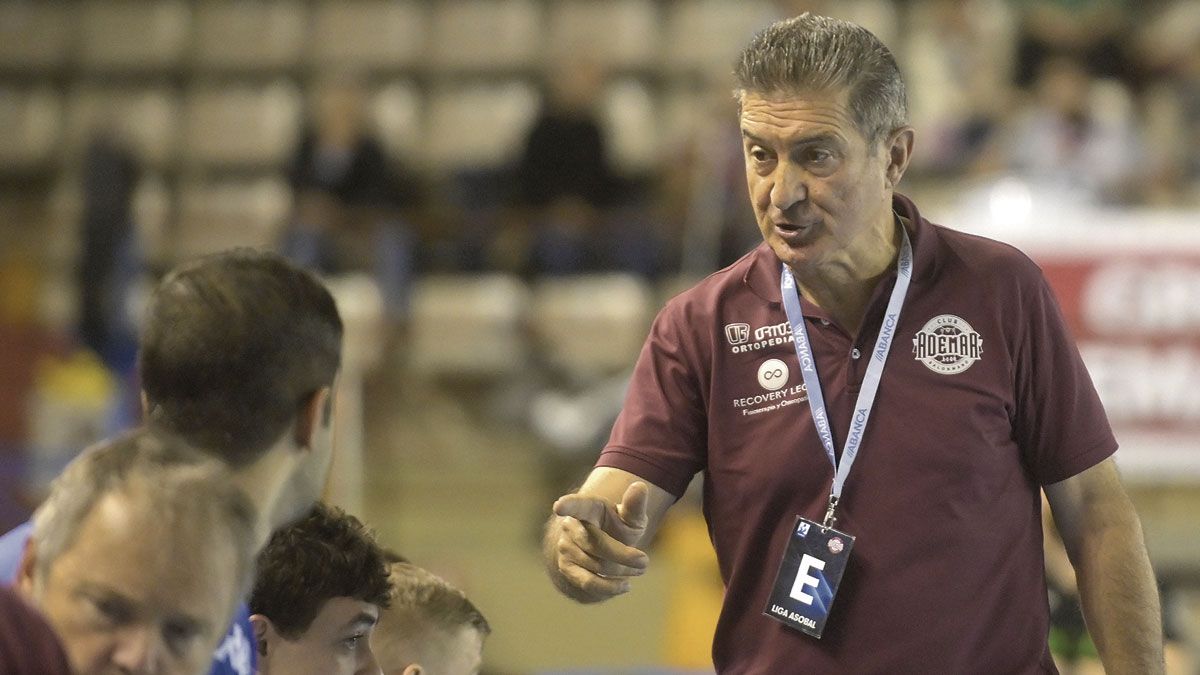 Cadenas da instrucciones en el banquillo. | JESÚS F. SALVADORES Cadenas da instrucciones en el banquillo. | JESÚS F. SALVADORES