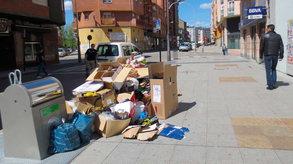 Los contenedores llenos pueden ser este año la estampa más navideña. | ICAL