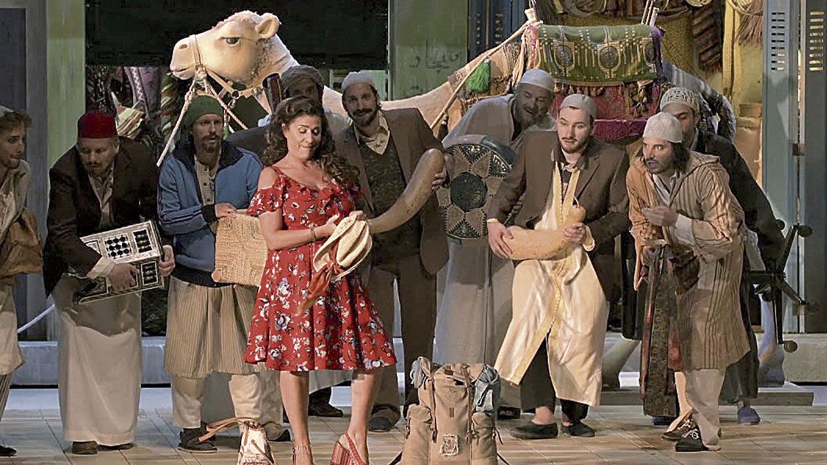 La legendaria mezzo Cecilia Bartoli en una imagen del montaje ‘La italiana en Argel’. | L.N.C. La legendaria mezzo Cecilia Bartoli en una imagen del montaje ‘La italiana en Argel’. | L.N.C.