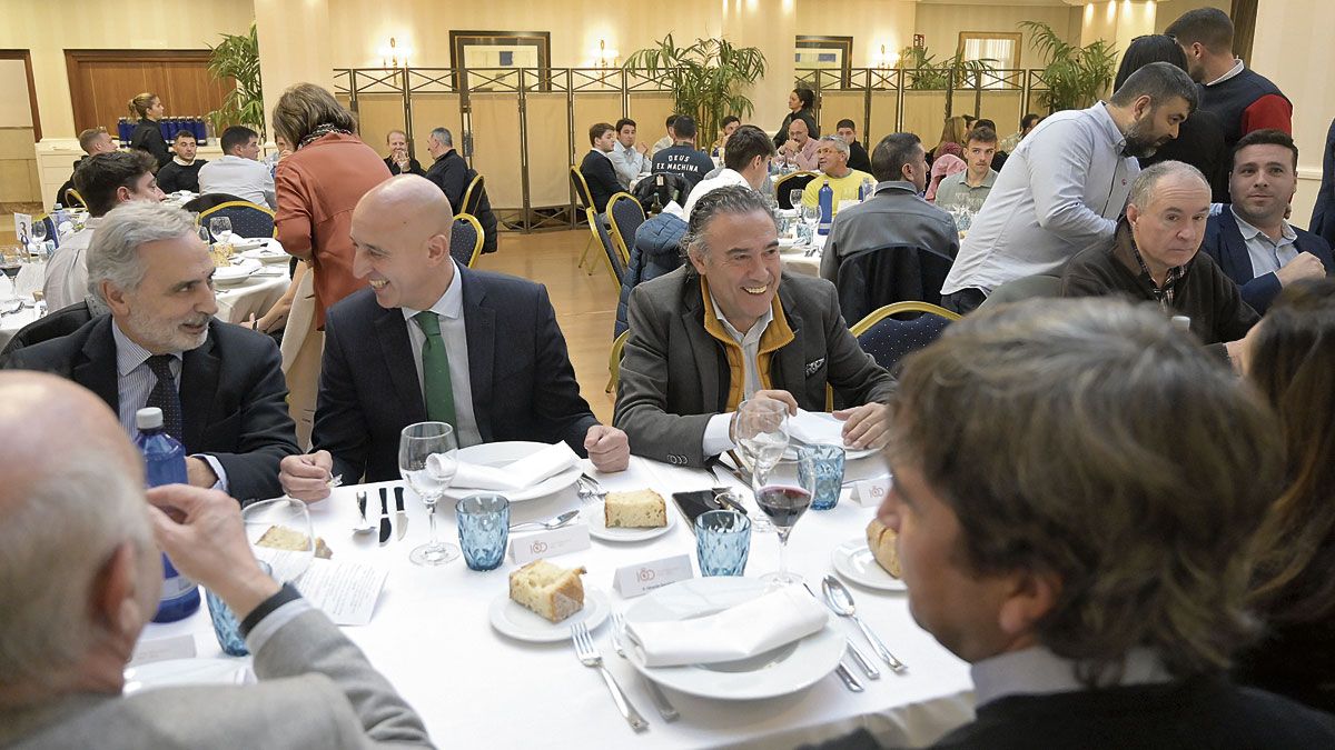Un instante de la comida de la Cultural. | JESÚS F. SALVADORES Un instante de la comida de la Cultural. | JESÚS F. SALVADORES