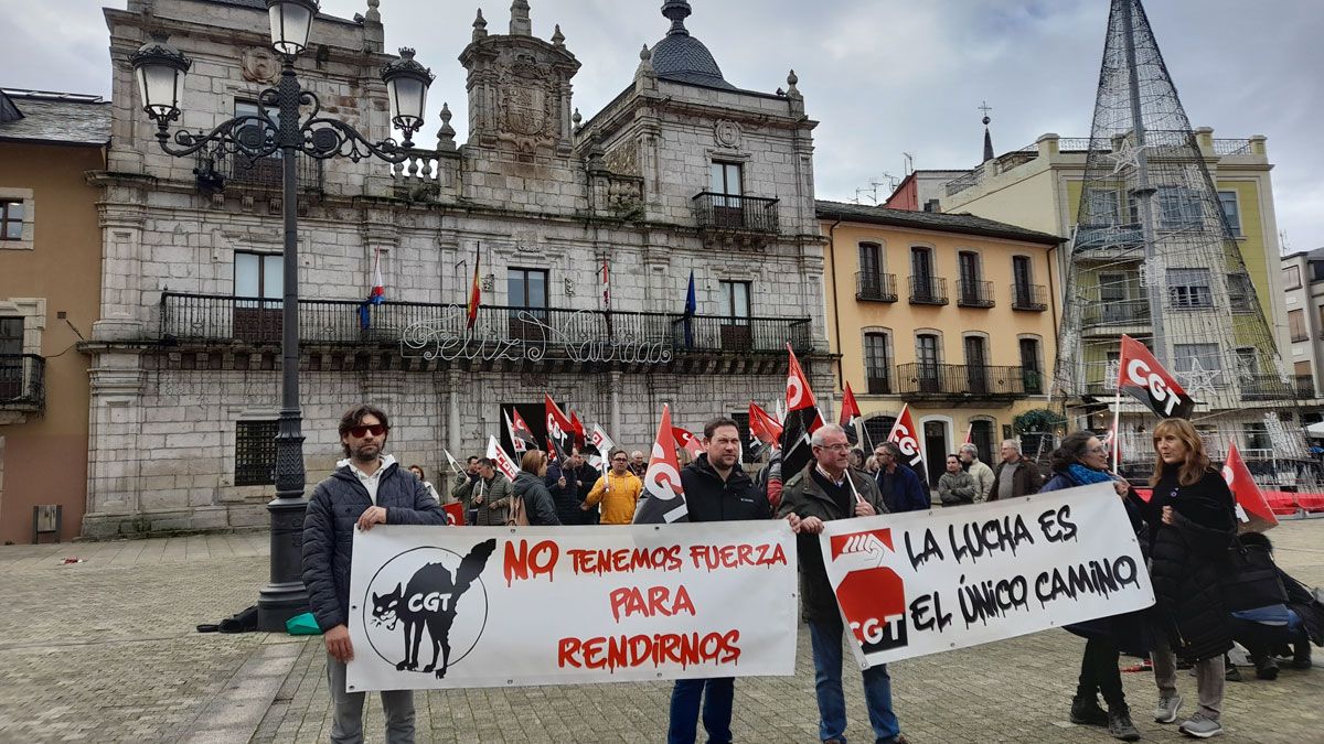 Movilización de los trabajadores de la limpieza a las puertas del Ayuntamiento de Ponferrada. | MAR IGLESIAS